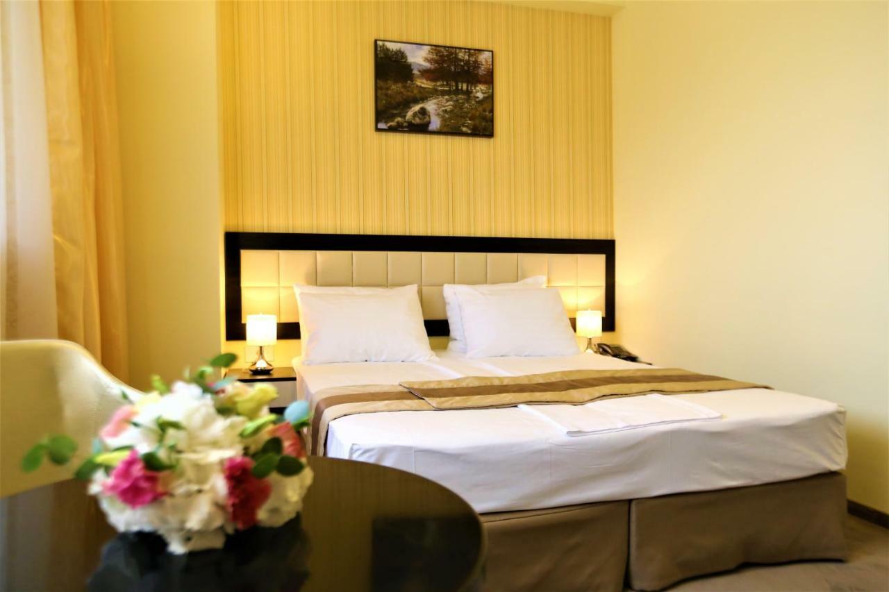 Best Western Plus Briston โอโตเปนี ภายนอก รูปภาพ