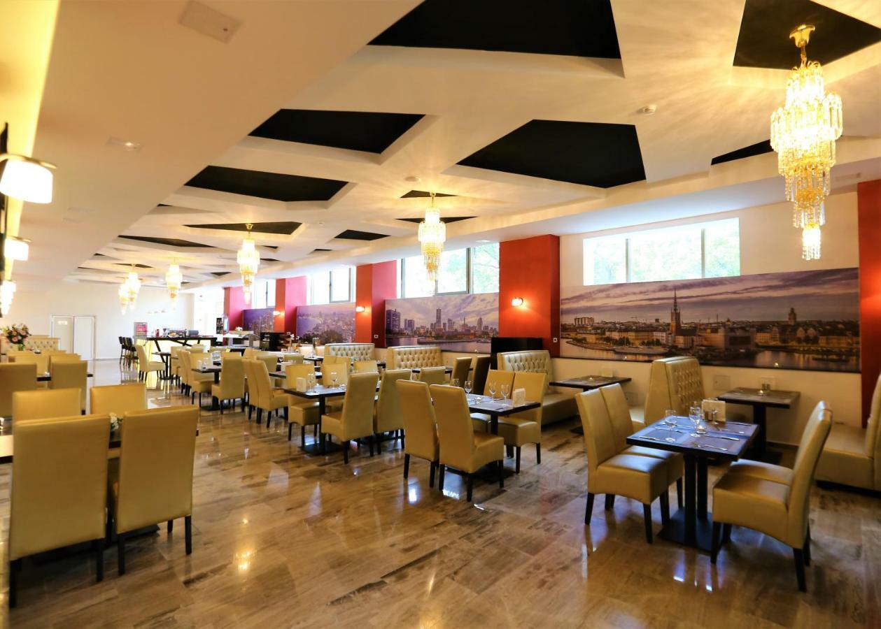 Best Western Plus Briston โอโตเปนี ภายนอก รูปภาพ