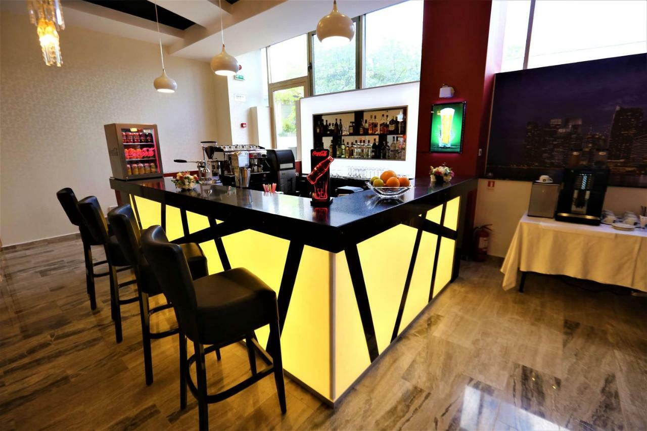 Best Western Plus Briston โอโตเปนี ภายนอก รูปภาพ